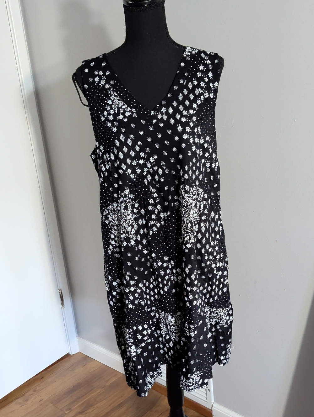 Sonoma Black and White Floral V-Neck Dress